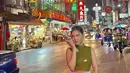 Mengabadikan foto di tengah jalanan kota penuh lampu di Thailand. Ziva masih mengenakan crop top andalan dengan warna hijau. Crop top memang jadi item fashion tepat untuk pemilik tubuh petite agar terlihat tubuh ramping dan menonjolkan ilusi kaki lebih tinggi. [Foto: @zivamagnolya]