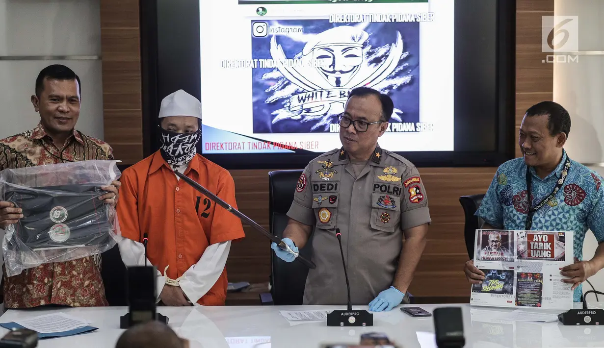 Karopenmas Divisi Humas Polri Brigjen Pol Dedi Prasetyo (dua kanan) didampingi Kasubdit II Dittipidsiber Bareskrim Polri Kombes Pol Rickynaldo Chairul (kiri) menunjukkan barang bukti dan tersangka kreator propaganda dan penyebar hoaks SARA, Jakarta, Jumat (28/6/2019). (Liputan6.com/Faizal Fanani)