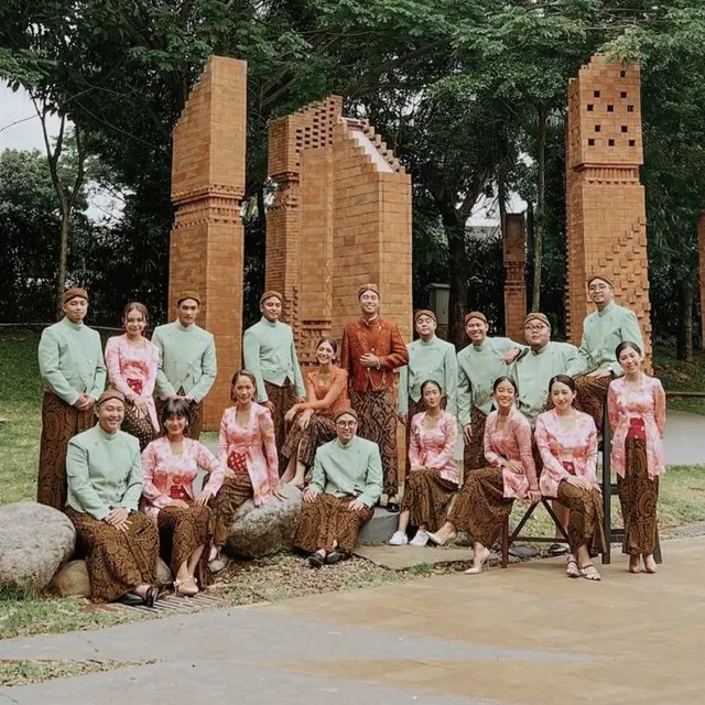 Gaya geng Vidi Aldiano-Sheila Dara