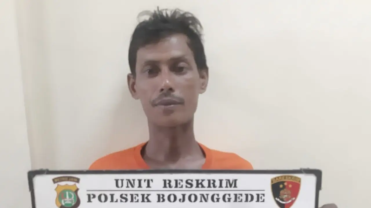 Adi Pratama (45), tersangka penganiayaan dan pembunuhan terhadap istrinya sendiri, EI, di Kampung Pasar Lama, Kecamatan Bojonggede, Kabupaten Bogor. Pria itu dengan sadis menganiaya sang istri hingga tewas lantaran dilarang main TikTok.