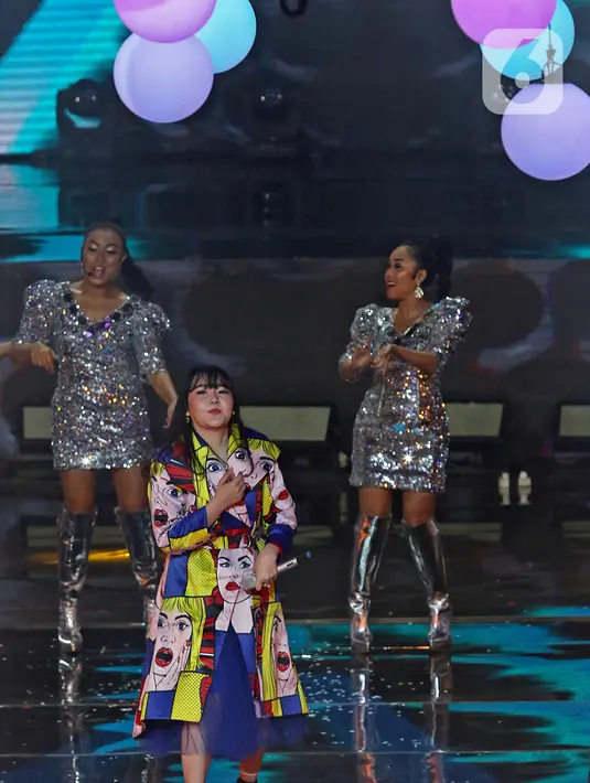 Penampilan pedangdut Via Vallen saat konser Pesta Perak 25 Indosiar di Jakarta, Minggu (12/1/2020). Konser Pesta Perak 25 Indosiar menghadirkan deretan musisi kenamaan Tanah Air. (Liputan6.com/Herman Zakharia)
