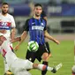 Gelandang Inter Milan, Roberto Gagliardini, melewati penjagaan gelandang Lyon, Sergi Darder,  pada laga International Champions Cup di Nanjing Olympic Sports Center, Jiangsu, Senin (24/7/2017). Inter Milan menang 1-0 atas Lyon. (AFP)