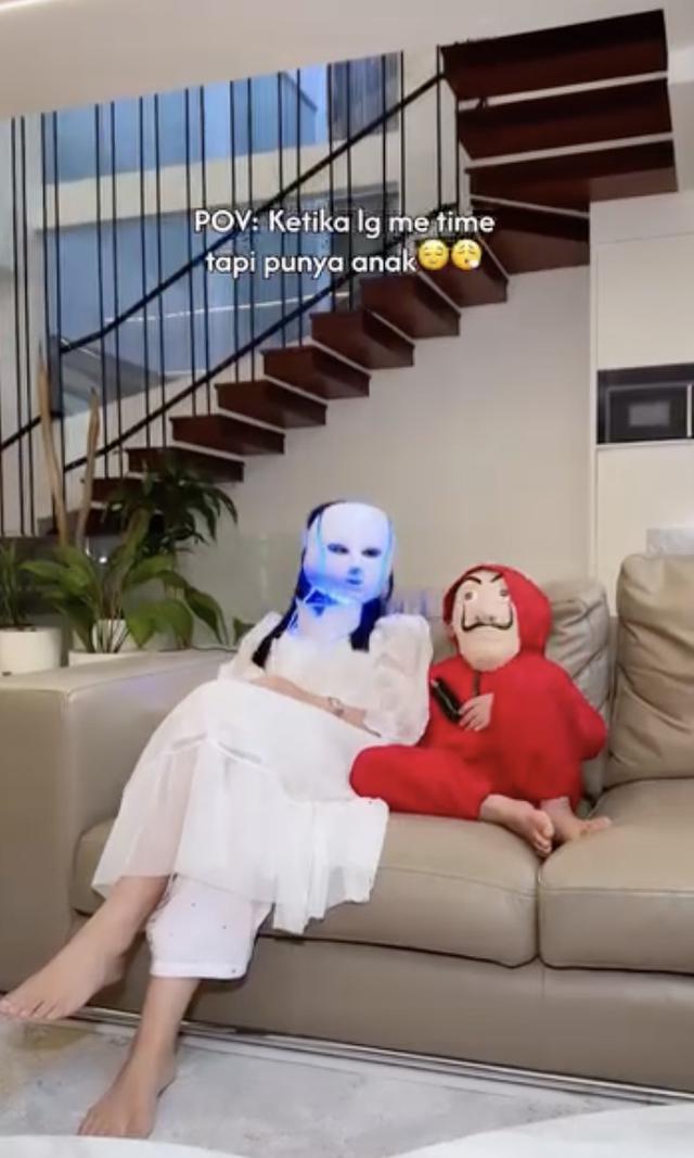 Potret Ruang TV Rumah Raditya Dika dan Anissa Aziza/Instagram/@anissaaziza