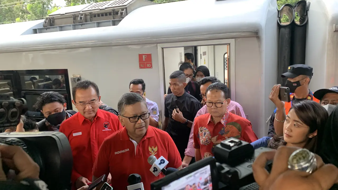 Sekjen PDIP Hasto Kristiyanto Lepas 9 Gerbong Kereta Api untuk Pemudik
