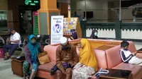 Warga menunggu giliran layanan kesehatan di RS Saiful Anwar Malang. Ribuan orang di Malang memiliki penyakit penyerta dan bisa fatal bila terjangkit Corona Covid-19 (Liputan6.com/Zainul Arifin)