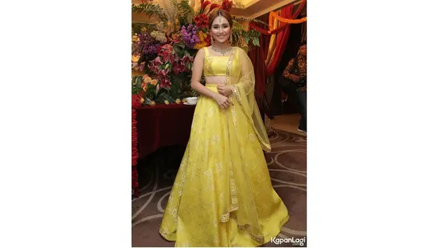 Hadiri 'Henna Night' Tania Nadira, Ini 6 Gaya Ayu Ting Ting Saat Pakai Busana Khas Bollywood