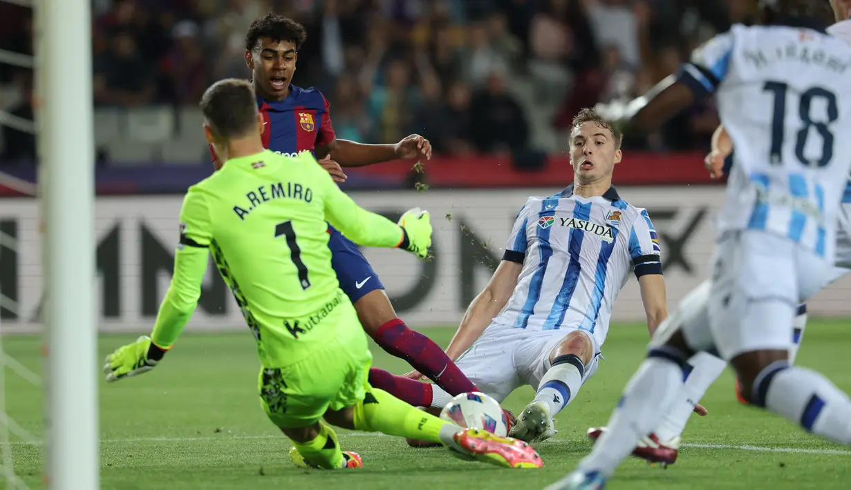 Dua gol kemenangan Barcelona tercipta di babak pertama lewat aksi Lamine Yamal dan eksekusi penalti Raphinha di akhir babak kedua. (LLUIS GENE / AFP)