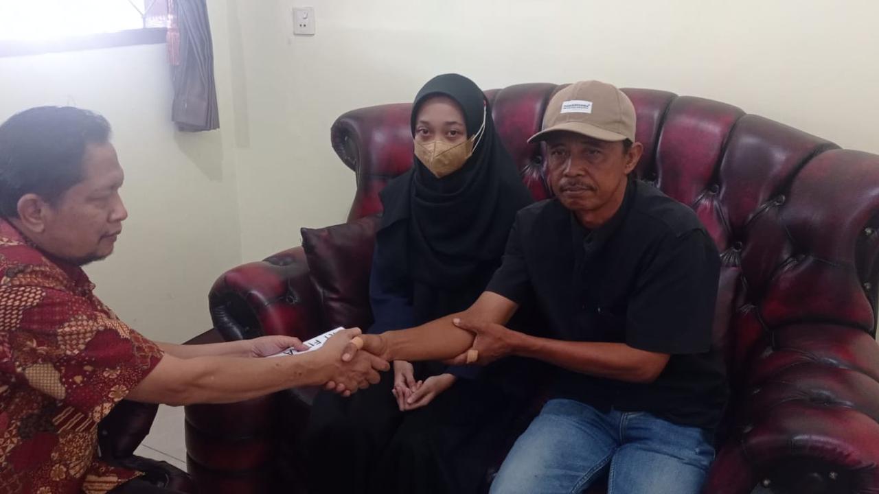 Fitra Faradila akhirnya bisa kuliah usai UIN Gus Dur menurunkan UKT. Biaya UKT merupakan hasil iuran guru dan mantan guru SMAN 1 Sigaluh, Banjarnegara. (Foto: Heni Purwono untuk Liputan6.com)