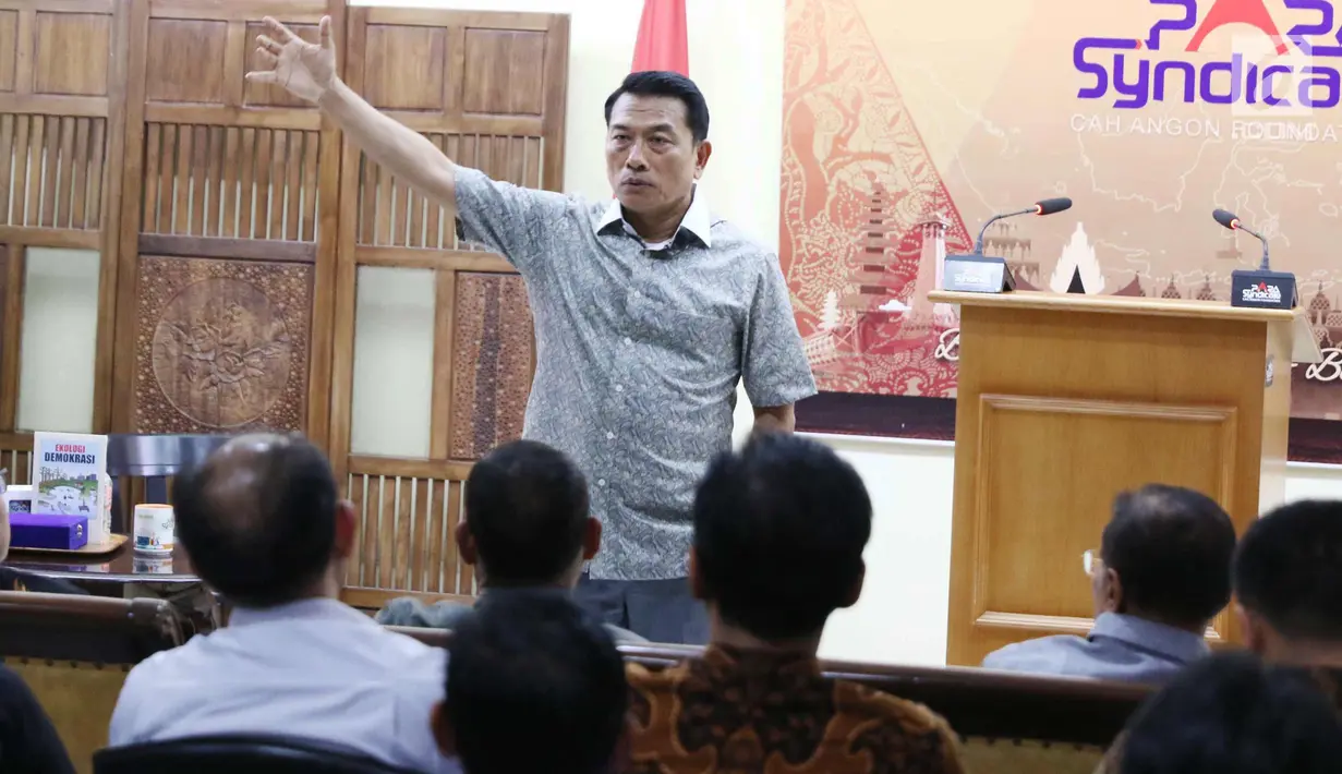 Mantan Panglima TNI Jenderal (Purn) Moeldoko memberi penjelasan saat kuliah umum di Jakarta, Rabu (4/10). Dalam paparannya Moeldoko menyampaikan persoalan ancaman baik dari sisi global, regional, dan ancaman nasional. (Liputan6.com/Angga Yuniar)