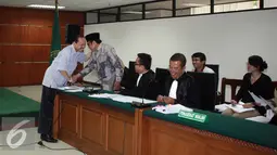 Sutan Bhatoegana bersalaman dengan Waryono Karno di Pengadilan Tipikor, Jakarta, Rabu (1/7/2015). Sutan akan bersaksi dengan terdakwa Waryono Karno yang diduga terlibat korupsi SKK Migas (Liputan6.com/Helmi Afandi)