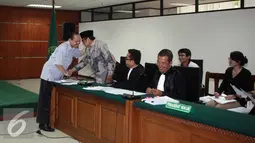 Sutan Bhatoegana bersalaman dengan Waryono Karno di Pengadilan Tipikor, Jakarta, Rabu (1/7/2015). Sutan akan bersaksi dengan terdakwa Waryono Karno yang diduga terlibat korupsi SKK Migas (Liputan6.com/Helmi Afandi)