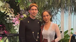 Pria blasteran Jawa-Australia ini memancarkan aura pria Jawa saat mengenakan beskap. Bahkan, saat berfoto bareng Bunga Citra Lestari, keduanya tampak serasi. BCL yang kala itu memakai kebaya dan rambut disanggul, tampak begitu memesona saat berdampingan dengan Dimas Beck. (Liputan6.com/IG/@dimasbeck)