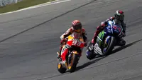 Akibat terlalu memaksa motornya, Marquez terlambat mengerem saat mencoba mendahului Lorenzo pada lap kedua (Crash)