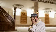 Pria berdoa setelah sholat (Pexels)