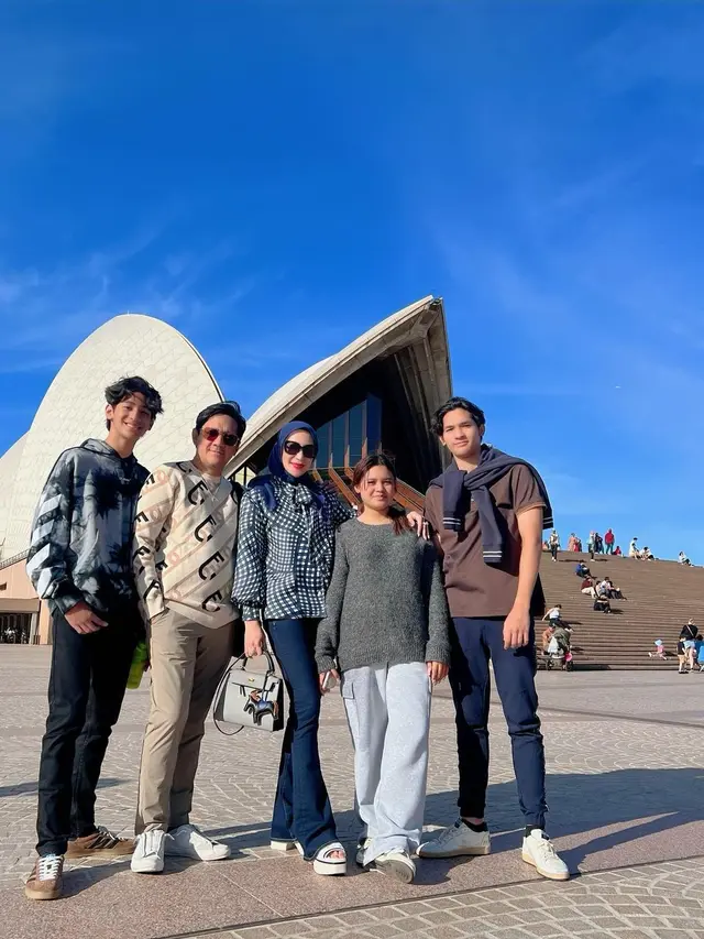 6 Potret Liburan Andre Taulany dan Keluarga di Australia, Kompak Banget