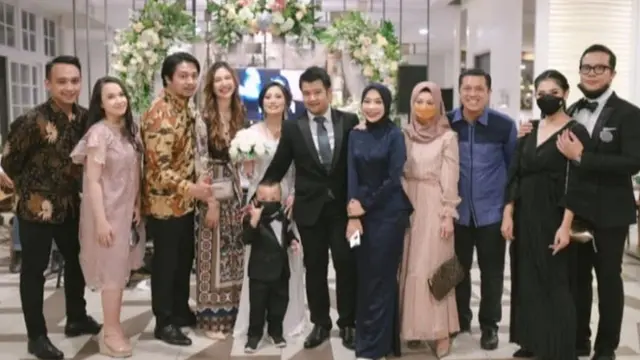 6 Potret Mikha Tambayong dan Deva Mahenra saat Kondangan Bersama Ini Jadi Sorotan