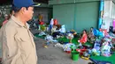 Laporan berbagai media internasional menyebutkan, lebih dari 600 ribu warga sipil terpaksa meninggalkan rumah mereka. Tampak dalam foto, Kun Kim (kiri), menteri senior Kamboja untuk misi khusus dan wakil presiden pertama Komite Nasional untuk Manajemen Bencana (NCDM), memeriksa kamp sementara untuk pengungsi di provinsi Banteay Meanchey pada Sabtu 13 Desember 2025, di tengah bentrokan di sepanjang perbatasan Kamboja-Thailand. (TANG CHHIN SOTHY/AFP)