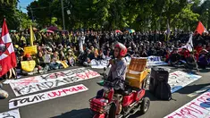 Seorang pedagang penyandang disabilitas menyampaikan pidato saat aksi protes menentang kenaikan harga Bahan Bakar Minyak (BBM) non-subsidi dan program Makan Siang Gratis (MBG) di Surabaya, Jawa Timur, Rabu 17 Juni 2026. (JUNI KRISWANTO/AFP)
