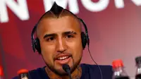 Arturo Vidal memberikan keterangan kepada awak media usai diperkenalkan klub barunya Bayern Muenchen di Allianz Arena, Muenchen, Jerman (28/7/2015). Bayern Muenchen resmi mengontrak Vidal dengan kontrak selama empat musim. (REUTERS/Michaela REHL)