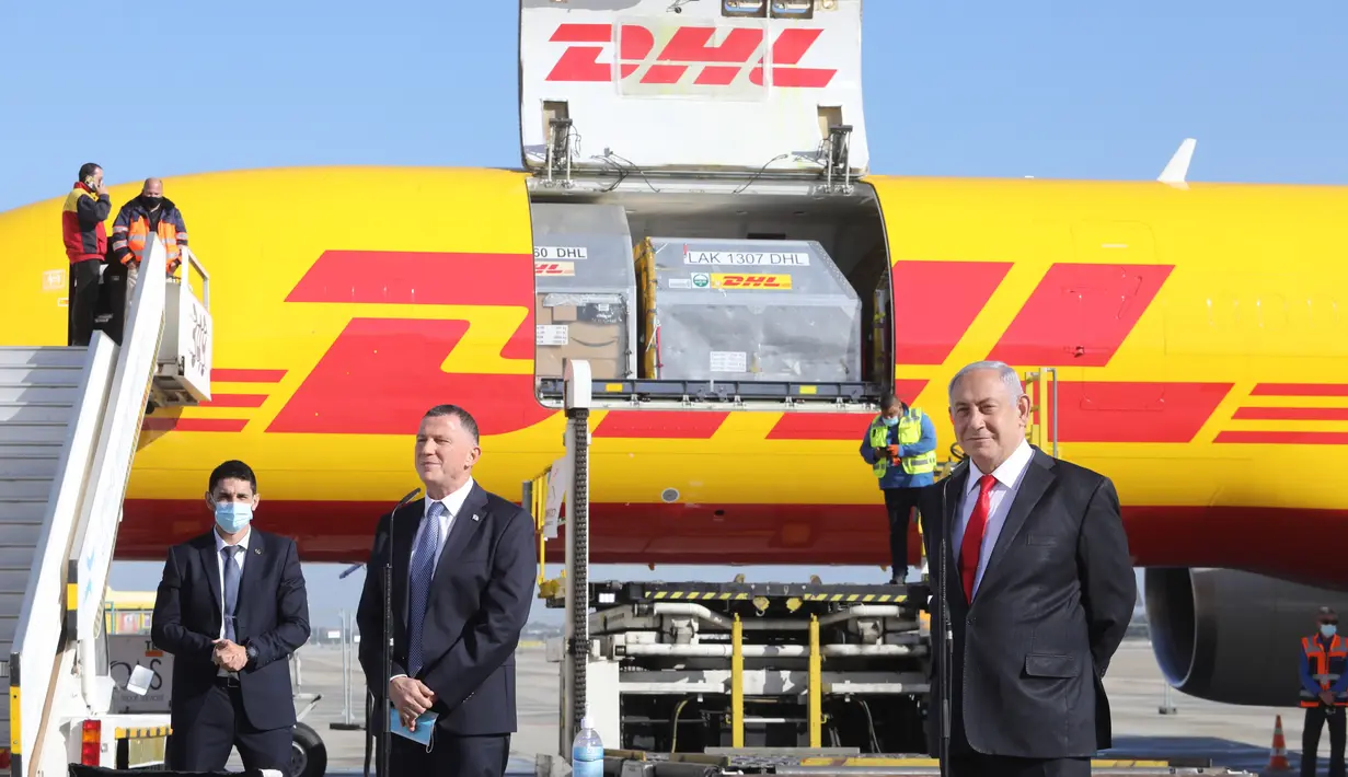 PM Israel Benjamin Netanyahu (kanan) menghadiri upacara untuk menandai kedatangan pesawat yang membawa gelombang pertama vaksin COVID-19 Pfizer di Bandara Internasional Ben Gurion, Tel Aviv, Israel, 9 Desember 2020. Israel memesan sekitar 8 juta vaksin Pfizer. (Xinhua/JINI/Marc Israel Sellem)
