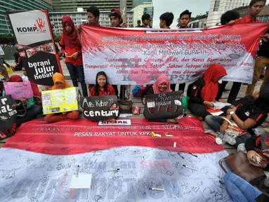 Massa dari Spesialisasi Mahasiswa Anti Korupsi (SIMAK) melakukan aksi di Bundaran HI, Jakarta, Minggu (7/12/2014). (Liputan6.com/Miftahul Hayat)