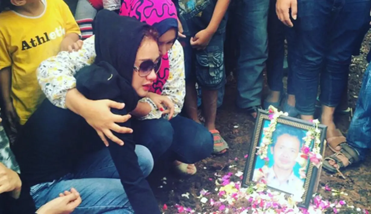 Ketika dikonfirmasi, Bombom, manajer Cita Citata membenarkan kabar tersebut. Ia menyebut bahwa Herdi menghembuskan nafas di Bandung sekitar pukul 10 pagi. (Via Instagram/@Cita_citata)