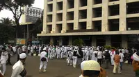 Ribuan demonstran dari Front Pembela Islam (FPI) dan organisasi massa lainnya mulai memadati Masjid Istiqlal. (Liputan6.com/Ahmad Romadoni)