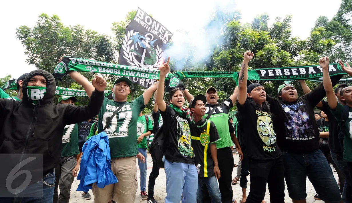 Pendukung Persebaya Surabaya meneriakkan yel yel saat aksi di depan Hotel Mercure Jakarta, Kamis (10/11). Mereka menuntut dipulihkannya hak keanggotaan Persebaya Surabaya di PSSI dan bisa kembali berkompetisi. (Liputan6.com/Helmi Fithriansyah)