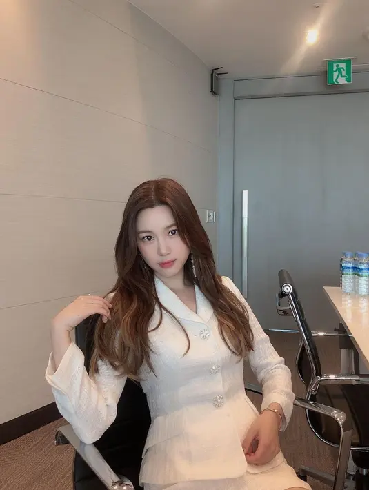 Tampil elegan, Lee Da In dengan gaya rambut panjang se-dada dan poni belah tengah. [@xx_dain].