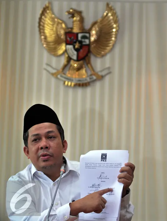 Fahri Hamzah menunjukan surat Pemecatan dirinya saat memberikan keterangan pers, Jakarta, Senin (4/3). Fahri juga hendak melaporkan balik Partainya kususnya kepada Presiden PKS ke pihak yang berwajib. (Liputan6.com/Johan Tallo)