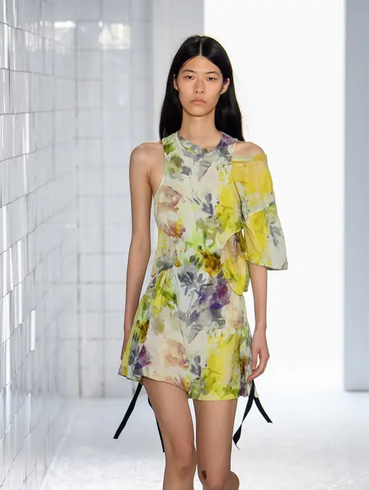 Cetakan bunga yang ditampilkan dalam dressnya dibuat bekerja sama dengan merek grafis tekstil Jepang Nowartt. Mereka mengambil inspirasi dari empat elemen alam untuk menyampaikan pesan “kenyamanan harmoni dengan alam”. [Onitsuka Tiger]