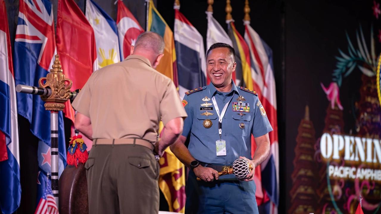 Komandan Korps Marinir RI Mayjen Nur Alamsyah dan Komandan Korps Marinir AS di Pasifik, Letnan Jenderal William Jurney di Pacific Amphibious Leaders Symposium, Bali.