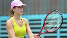 Pevita Pearce selalu meluangkan waktu untuk berolahraga. Selain dapat membuat bentuk tubuh ideal, olahraga dapat menjaga dirinya agar tetap bugar. Ia pun menjajal berbagai olahraga seperti latihan tenis. (Liputan6.com/IG/@pevpearce)