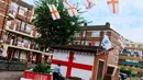 Mereka berharap tampilan patriotik ini akan memacu Inggris untuk meraih kemenangan di Euro 2024. (BENJAMIN CREMEL / AFP)