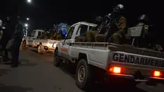 Sejumlah aparat kepolisian dan militer berpatroli setelah serangan oleh sekolompok orang bersenjata di sebuah kafe di Ouagadougou, Burkina Faso (13/8). Akibat kejadian tersebut sekitar 17 orang tewas dan 8 orang luka-luka. (AFP Photo/Ahmed Ouoba)