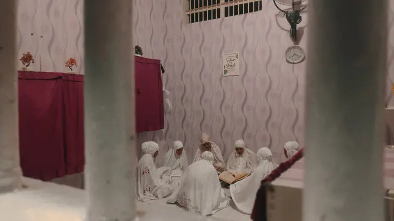 Sejumlah narapidana di balik jeruji Lapas Perempuan Pekanbaru bertadarus selama Ramadan.