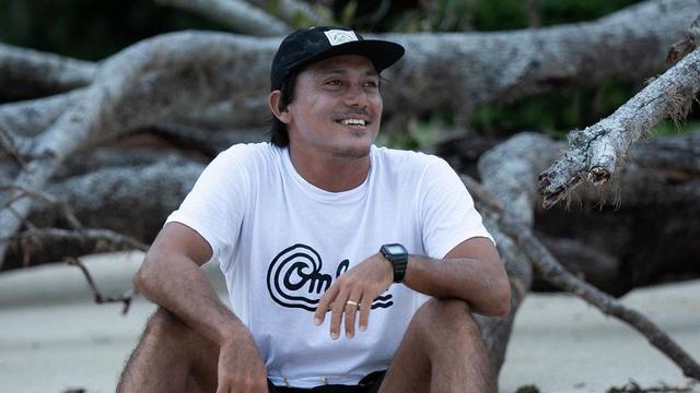 6 Potret Tipi Jabrik, Kakak Luna Maya yang Jadi Pelatih Selancar di Olimpiade Tokyo