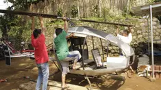 Gambar yang diambil pada 17 November 2019, Jujun Junaedi (kanan) menyelesaikan pembuatan helikopter buatannya di halaman belakang rumahnya di Sukabumi. Jujun yang berusia 41 tahun ini menargetkan helikopter berbahan bakar bensinnya rakitannya dapat diuji terbang pada akhir 2019. (Wulung WIDARBA/AFP)