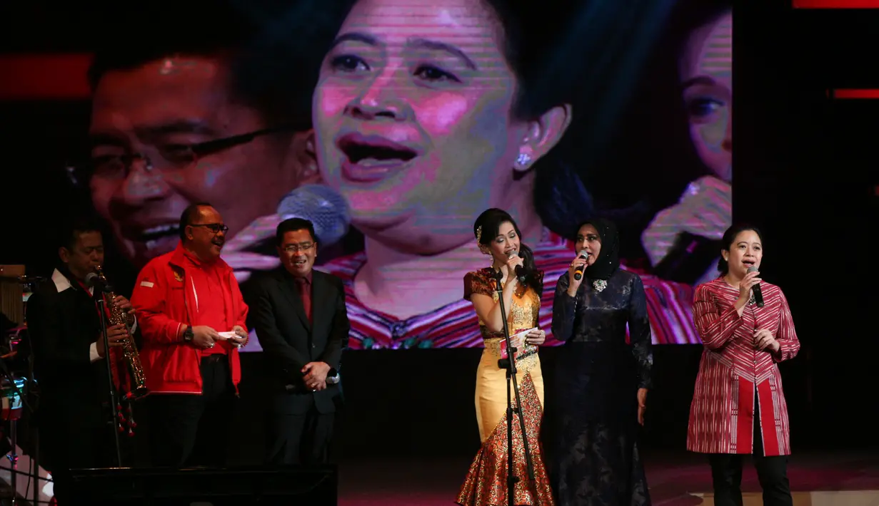 “Ini adalah edisi nekat karena saya belum pernah menyanyikan lagu itu sebelumnya. Tapi karena saya sudah janji untuk hadir dan sekaligus memberi satu dua buah lagu. Jadi nekat ajalah nyanyi lagu Panbers,” kata Puan Maharani. (Nurwahyunan/Bintang.com)