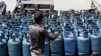 Pekerja merapikan tabung gas elpiji ukuran 12 kilogram di Pelabuhan Sunda Kelapa, Jakarta, Jumat (9/1/2015). (Liputan6.com/Faizal Fanani)