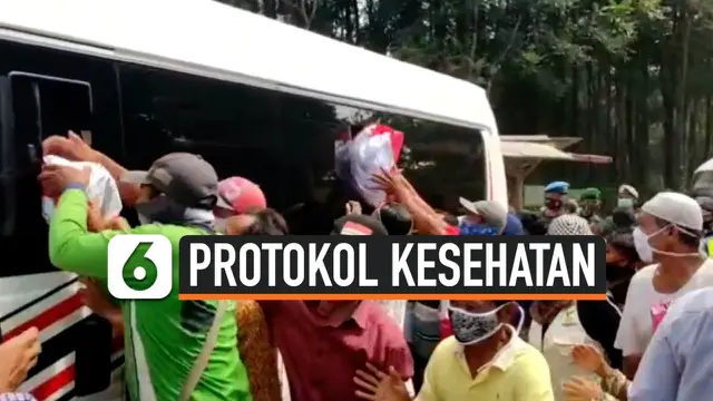 VIDEO: Presiden Jokowi Bagi-bagi Sembako, Warga Berebut dan Langgar Protokol Kesehatan