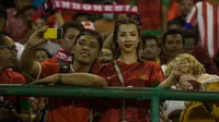 Jennifer Bachdim, istri dari pemain timnas Indoonesia, Irfan Bachdim, diajak selfie supporter saat menyaksikan laga Indonesia melawan Malaysia di Stadion Manahan, Solo, Jawa Tengah, Selasa (6/9/2016). (Bola.com/Vitalis Yogi Trisna)