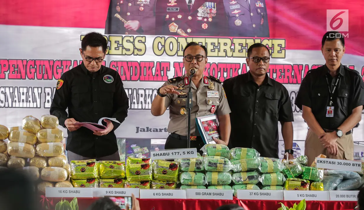 Karopenmas Divhumas Mabes Polri Brigjen Dedi Prasetyo beri keterangan saat rilis kasus narkoba jaringan Malaysia-Indonesia di Bareskrim Mabes Polri, Jakarta, Selasa (9/7/2019). Bareskrim Polri bersama stakeholder terkait menyita 177,500 Kg sabu dan 30 ribu butir ekstasi. (Liputan6.com/Fazail Fanani)