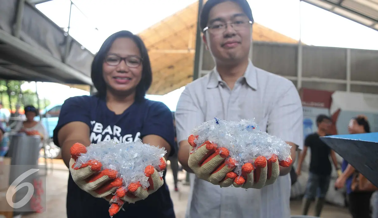 Pekerja menunjukan plastik hasil potongan di Perumahan Vida, Bekasi (19/3). Limbah botol plastik dimanfaatkan menjadi bahan mentah yang bernilai ekonomis dan mengurangi dampak pencemaran lingkungan. (Liputan6.com/Gempur M Surya)