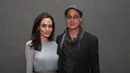 Angelina Jolie sebagai penggugat cerai Brad Pitt untuk pertama  kali sekaligus meminta hak asuh penuh anaknya. Namun kini disiarkan bahwa Jolie sedang merindu dan berpikir dua kali  soal perceraiannya. (AFP/Bintang.com)