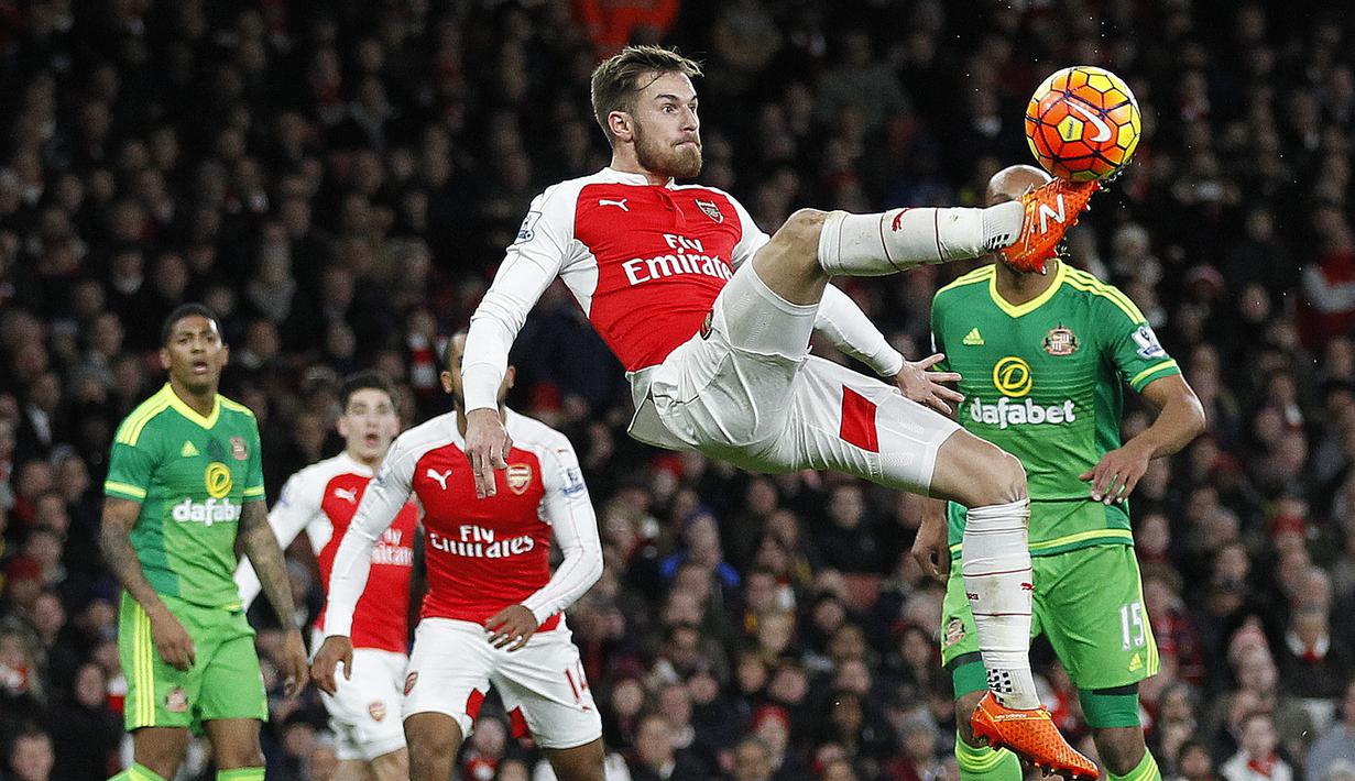 Pemain Arsenal,  Aaron Ramsey melakukan tendangan salto saat Arsenal menjamu Sunderland pada  anjutan Liga  Premier Inggris di Stadion Emirates, London, Sabtu (5/12/2015). (AFP Photo/Ian Kington) 