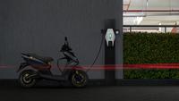 Ketahui Batas Aman Motor Listrik saat Melintasi Genangan dan Banjir