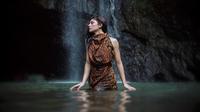 Bahkan hanya menggunakan balutan kain etnik berwarna coklat ini, Jihan Almira sukses membuat penggemarnya kagum. Dengan latar belakang air terjun, pesonanya tak memudar.  (Liputan6.com/IG/@jihanealmira)