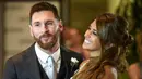 Bintang Barcelona, Lionel Messi bersama istrinya, Antonella Roccuzzo, tampak mesra usai acara pernikahannya di Rosario, Argentina, (30/6/2017). (AFP/Eitan Abramovich)