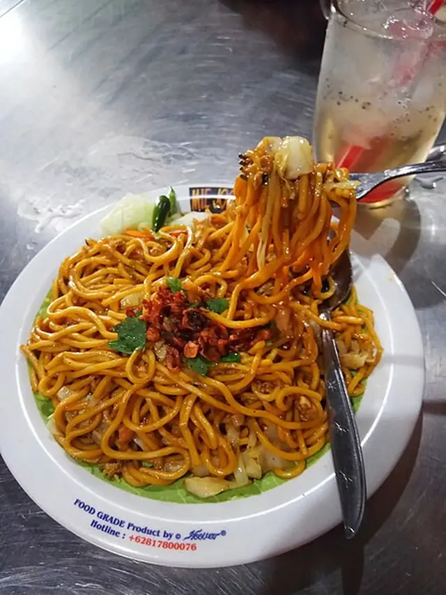 Sepiring mie goreng nyemek